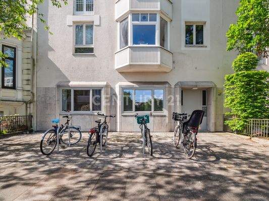 Fahrradständer direkt vor dem Haus