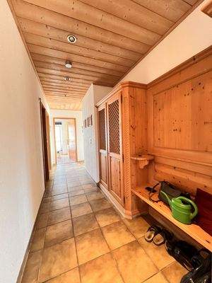 Geräumiger Flur mit Einbaugarderobe