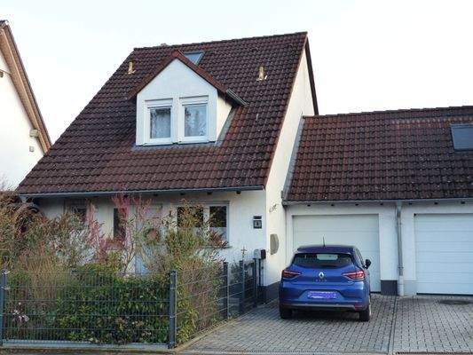 Gesamtansicht mit Massivgarage