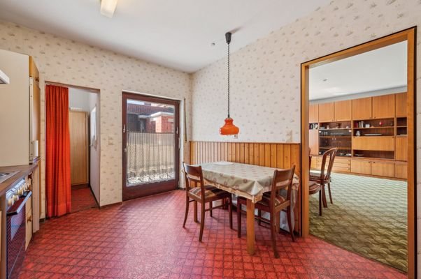 Küche mit Abstell-/Speisekammer