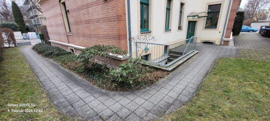 Der Innenhof mit 2 Zugängen.jpg