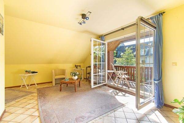 vielseitiger Wohnbereich mit Balkonzugang und Küch