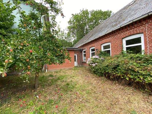 Garten zwischen Bauernhaus und Scheune