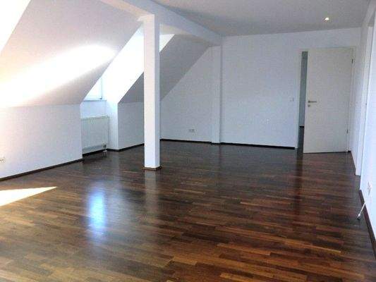 Wohnzimmer (Blick Richtung Schlafzimmer).JPG