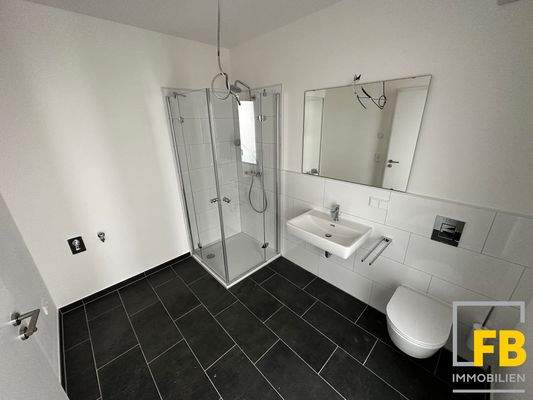 Duschbad mit Waschmaschinen- und Trockneranschluss