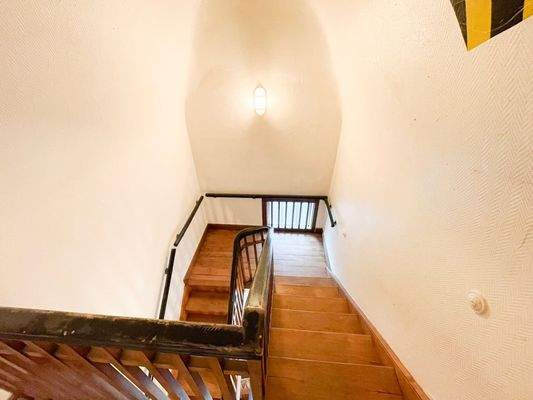 Original Holztreppe zum DG