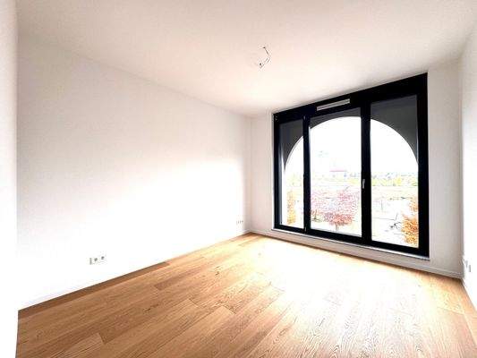 Helles Zimmer mit Fensterfront