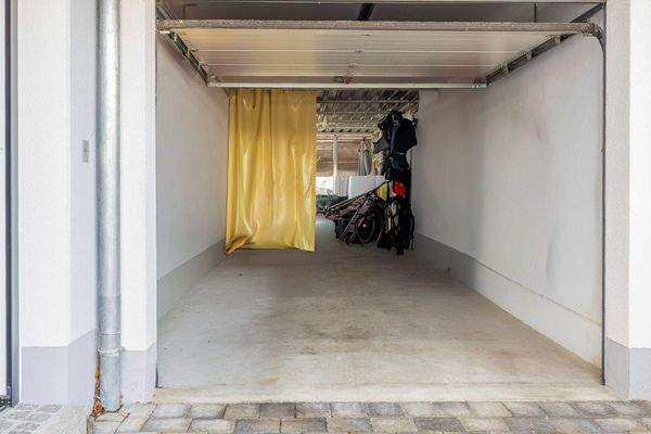 Zauberhafte Maisonette-Gartenwohnung mit XXL-Garage, Carport und eigenem Garten – Baujahr 2007