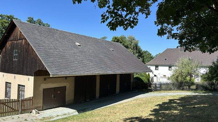 Nebengebäude mit Garagen