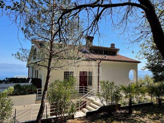 Gebäudeansicht_Eingang_Wohnung im 2.OG (1)