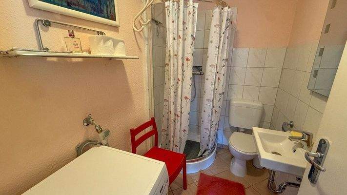 Duschbad in der Wohneinheit im Dachgeschoss