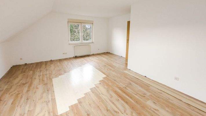 großes Zimmer im Obergeschoss