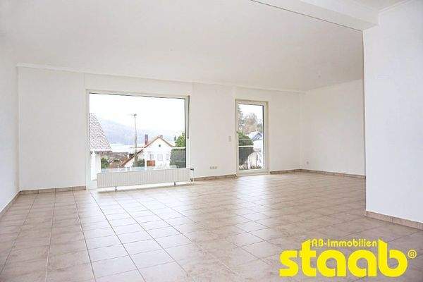 Wohnzimmer mit Ausgang zum Balkon