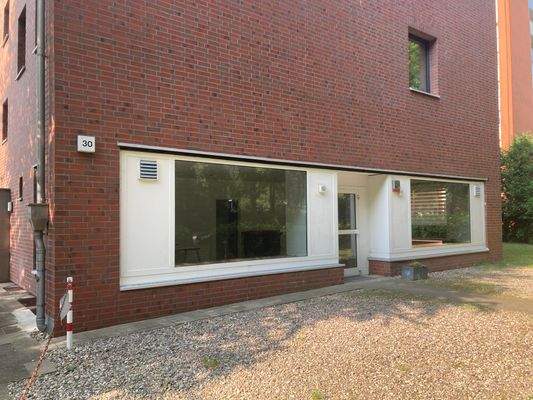 Gewerbefläche mit zwei großen Schaufenstern