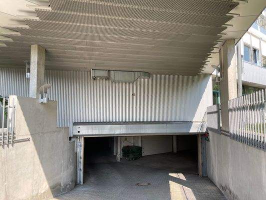 Großzügige Einfahrt Max 2 m Höhe 