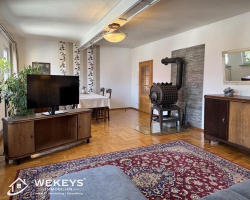 Wohnzimmer mit Essbereich und Kamin