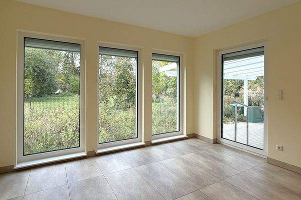 Wohnbereich mit Zugang zur Terrasse