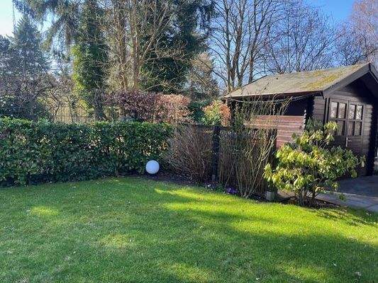 Garten Südseite und Gartenhaus