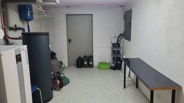 Technikraum mit Öltank