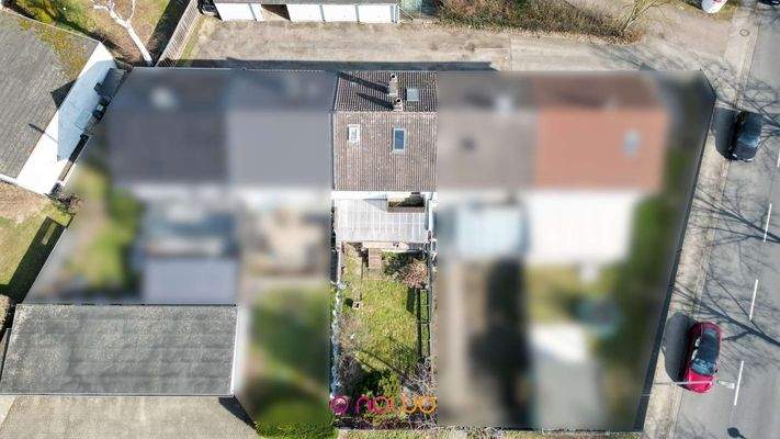 Blick in den Garten, auf das Haus und die Garage