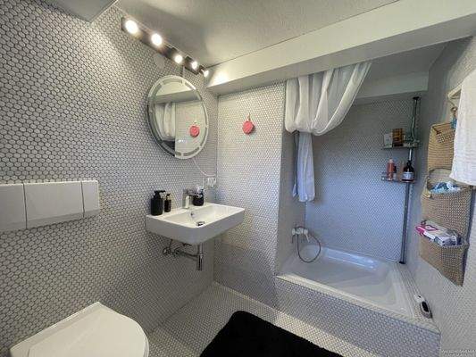 Kompaktes Badezimmer mit Dusche im EG