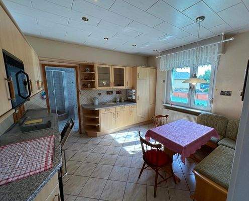 EG Küche mit Blick zum Bad