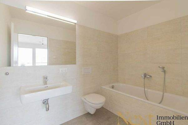 Badezimmer mit Badewanne