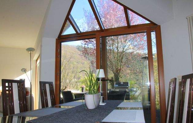 Essbereich mit Blick auf die Terrasse