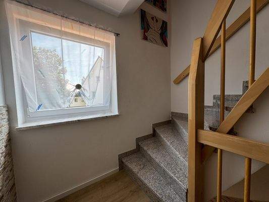 Flur mit Treppe ins 2.OG