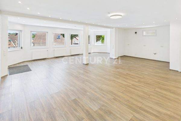 Offener lichtdurchfluteter Wohnbereich