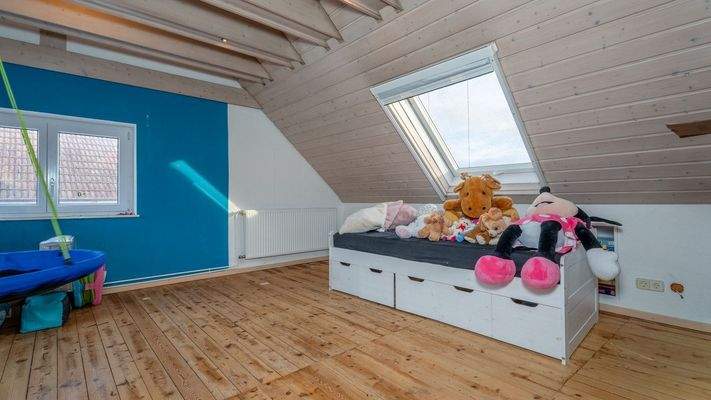 Geräumiger, heller Raum im Dachgeschoss