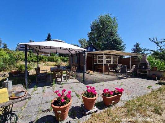 Holzlaube aus den 1940er Jahren -zukünftige Grundstücksgrenze entlang der Veranda