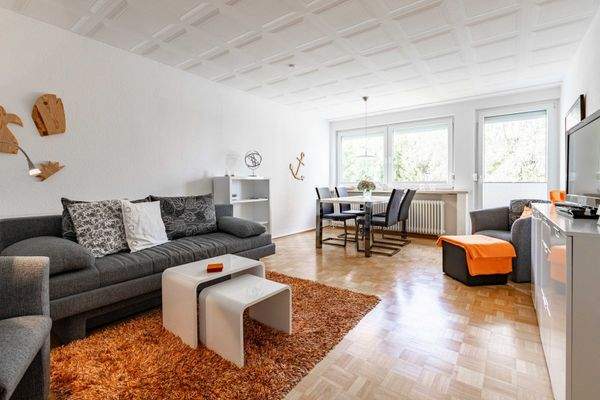 großer Wohn und Essbereich mit Zugang zum Balkon