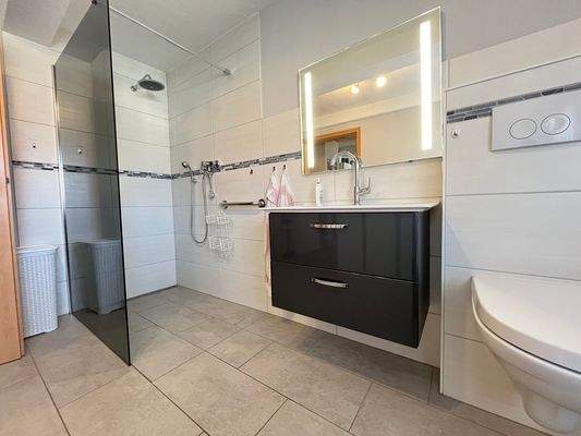 Modernes Badezimmer im Obergeschoss