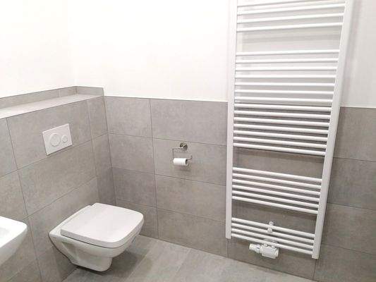 Bad mit Wanne und Fußbodenheizung