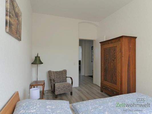 Sessel und Kleiderschrank