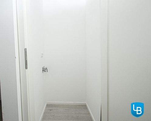 Abstellraum mit Waschmaschinenanschluss