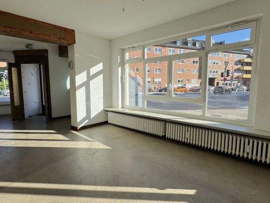 viel Tageslicht durch die großen Fensterfronten