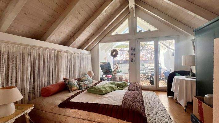 Schlafzimmer Dachgeschoss mit Zugang Loggia