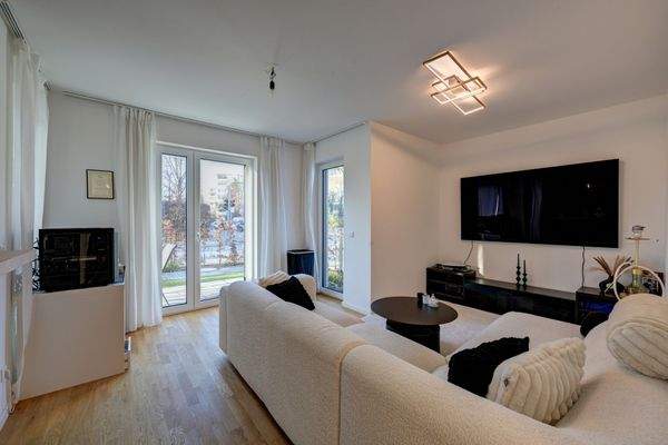 Helles Wohnzimmer mit Arbeitsbereich Kopie