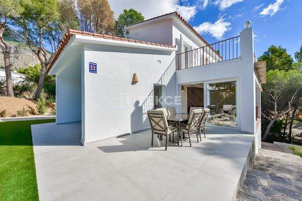 Detached Villa with Private Pool near a Golf Course in Altea