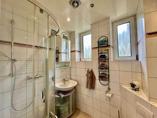 Badezimmer mit Dusche