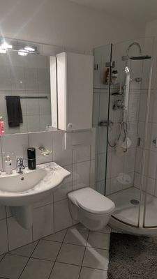 Großes Bad mit Dusche 