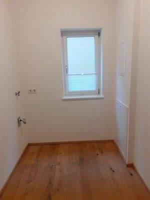 Abstellraum mit Waschmaschinenanschluss