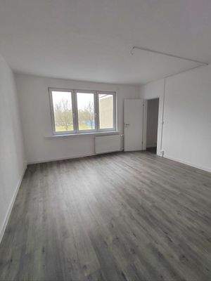 Leeres Zimmer mit Fenster