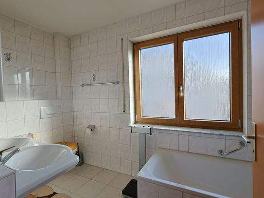 Helles, geräumiges Bad mit WC, Badewanne und Dusche (hinter der Tür)