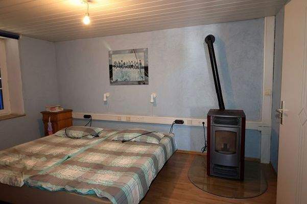 Schlafzimmer mit Pelletsofen