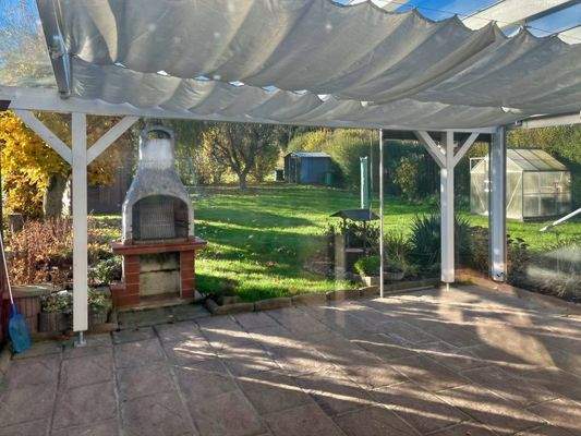 Terrassenüberdachung, Grill, kleiner Teich