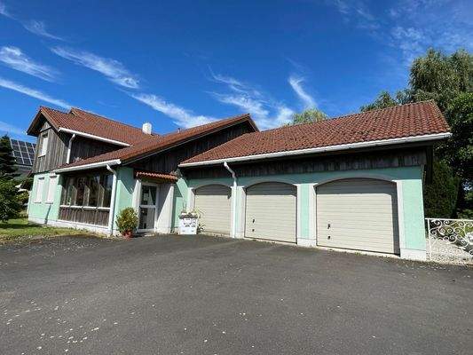 Garagen, eine davon mit Grube und Glastor nach hinten