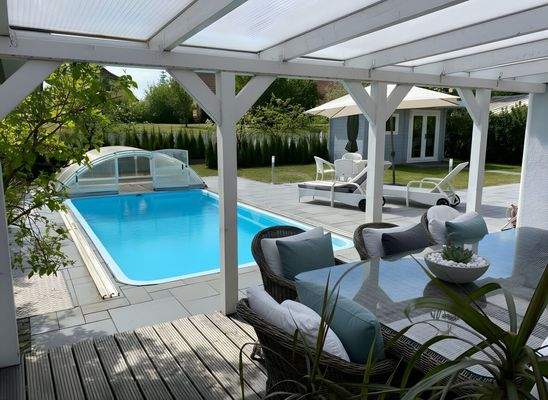 Überdachte Terrasse mit Blick auf den Pool